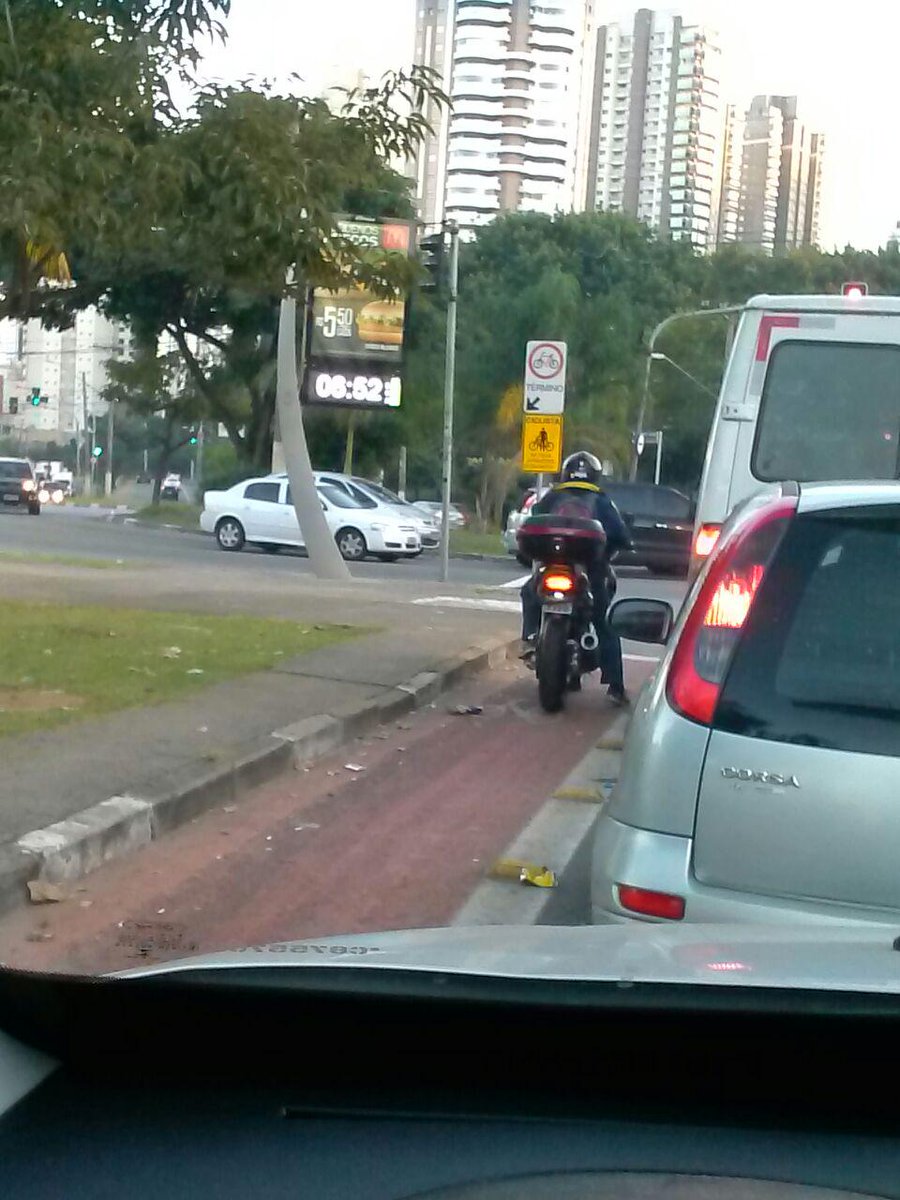 vcreporter's tweet photo. Motos invadem ciclovia e CET aumenta fiscalização na zona leste de SP #vcreporter http://t.co/EUuHL8kO8A http://t.co/to5Ifk6DxE