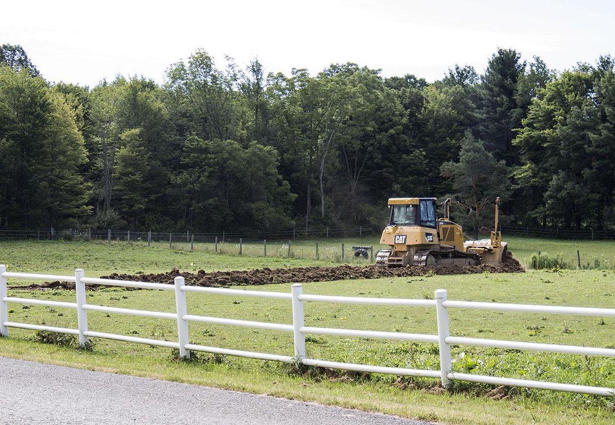 LothlorienTRC's tweet photo. NEW ARENA CONSTRUCTION HAS BEGUN!  Thank you donors, supporters, Getterrdone Barns &amp; WYCO.  Photos: Holly Langworthy http://t.co/pE3dZ0KfBq