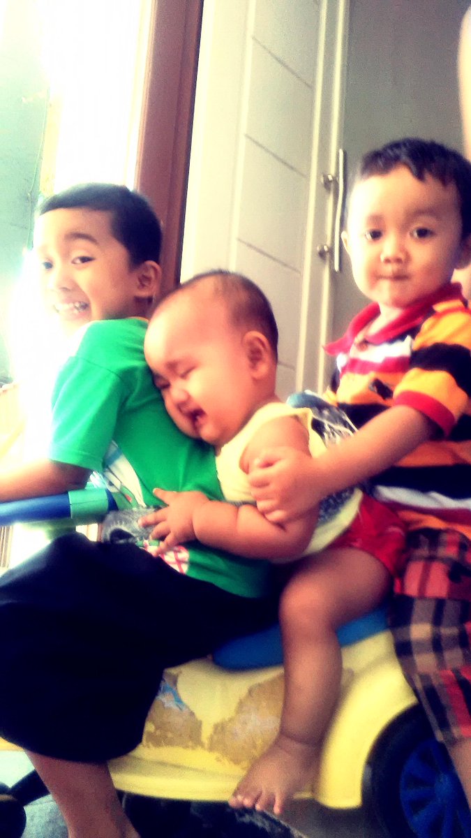 Hidup selalu ada yang baru,,seperti  mulai belajar mengikat sepatu. Cepatlah besar nak #alfatihamruyafata