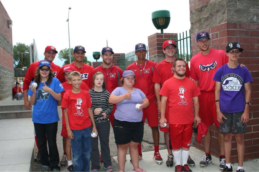 Our Challenger baseball players were all smiles with <a href="/OremOwlz/">Orem Owlz</a> players at our Meet n Greet @GJRockies game! Thank you