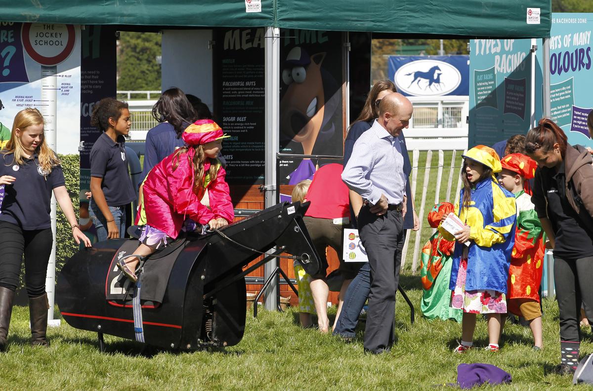 Sandownpark's tweet photo. Sports Taster Raceday, Fri 21 Aug. U18s FREE. Tasters inc Chelsea FC, LAX, cheerleading, golf! http://t.co/loiiMVvFfL http://t.co/QzeC976ypo