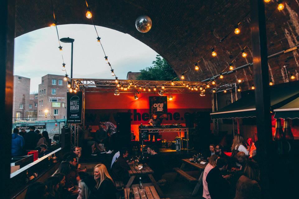 FestoonLighting's tweet photo. Great picture of our #festoon #lighting on display @thetynebar for @BattleOTBurger picture by @itsjonnywilson #BOTB http://t.co/TE2qOl1Lqc