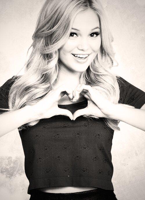  LIVV OMG HAPPY BIRTHDAY QUEEN. I love you from the button of my you have special place here. 
