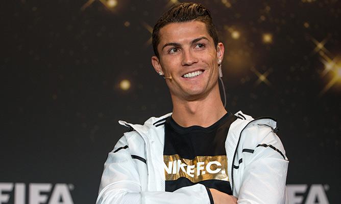 hellomag's tweet photo. .@Cristiano Ronaldo gave his manager the best #wedding gift ever: http://t.co/UMYJH0xoVf http://t.co/bgUkAVom5k