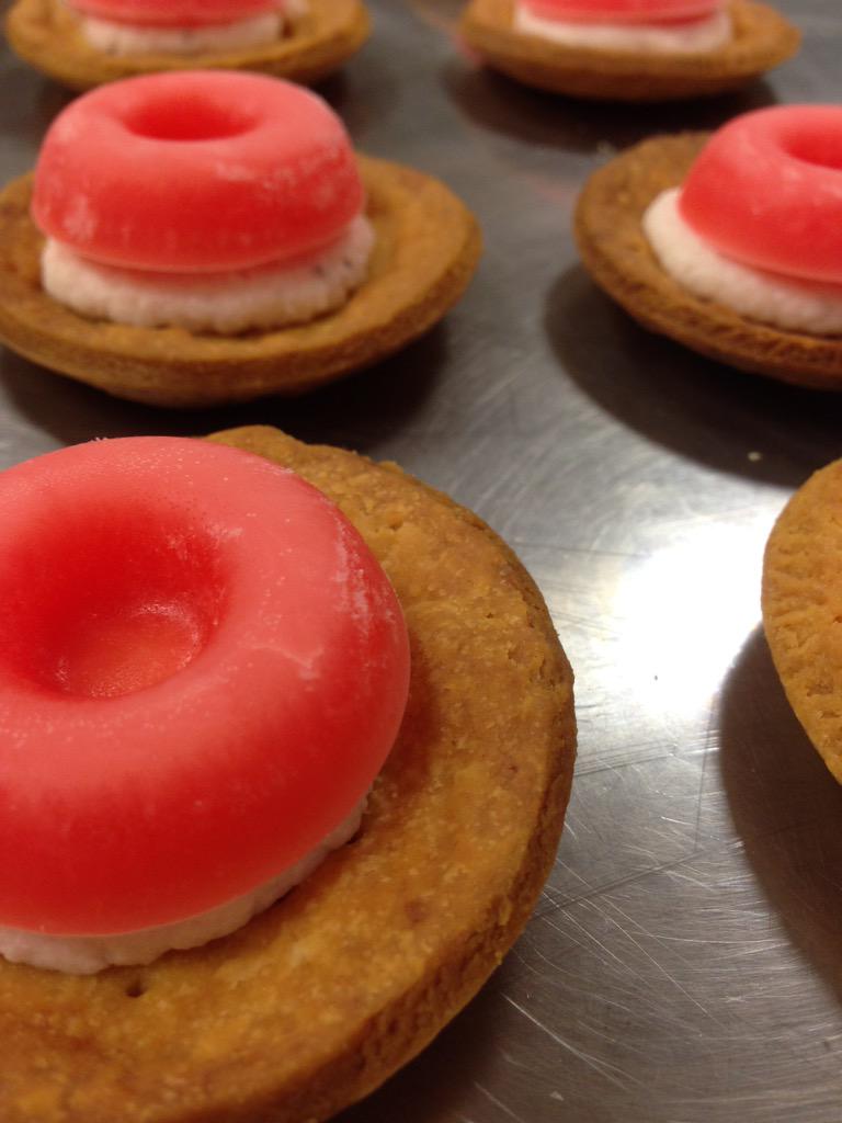 faniaste's tweet photo. #pasticceriasalata #tartelletta con #mousse di #prosciutto e #gelè al @campari #scuoladicucina #mestoliepadelle http://t.co/zi1oTtEjHr
