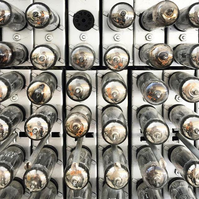 JeniferBulcock's tweet image. Vacuum tube transistors courtesy of IBM. #IBM #vacuumtube #computerprocessing #technology ift.tt/1M3wnpR