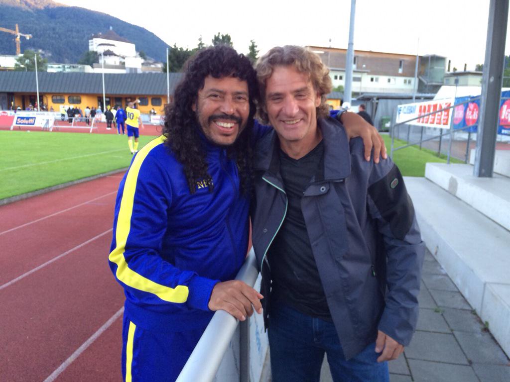higuitarene's tweet photo. Con Daniel Carreño, uruguayo ex técnico del Nassr y ahora técnico de la selección de Qatar. Muchos éxitos, mi respeto http://t.co/t5K1NW8biz