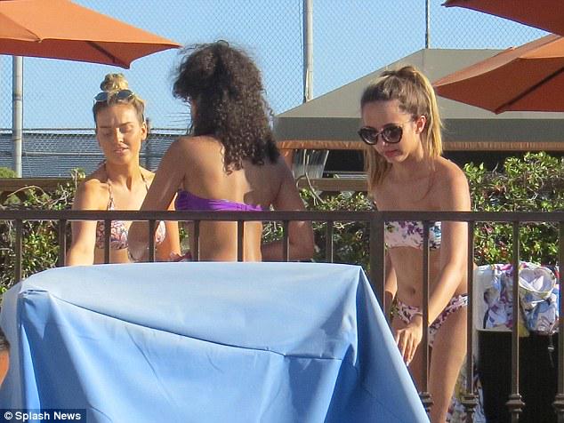 vanebrx's tweet photo. Perrie, Leigh-Anne and Jade en la piscina del hotel en Los Angeles ayer. {2} #MTVHottest Little Mix http://t.co/NmIYUwcuBJ