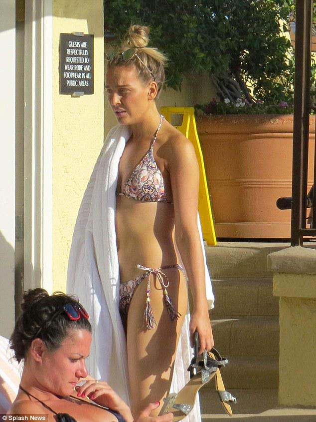 vanebrx's tweet photo. Perrie, Leigh-Anne and Jade en la piscina del hotel en Los Angeles ayer. {3} #MTVHottest Little Mix http://t.co/3lKyHhxzS0