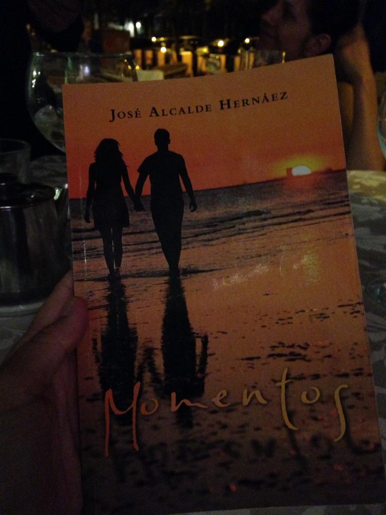 TorresMBea's tweet photo. Leyendo poesia en el cafe Botanico. Una noche con sorpresas, momentos, gin tonics y poemas.. http://t.co/zoTygyQ4vL