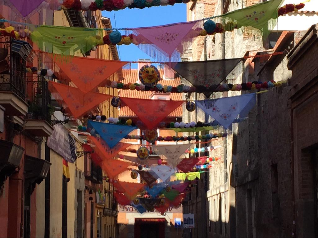 pucherete75's tweet photo. Ya esta preparada la #calleoso para celebrar las fiestas de #SanCayetano  @MADRID @TejedorSandra @SecretosdeMadri http://t.co/wQIQcp5T9g