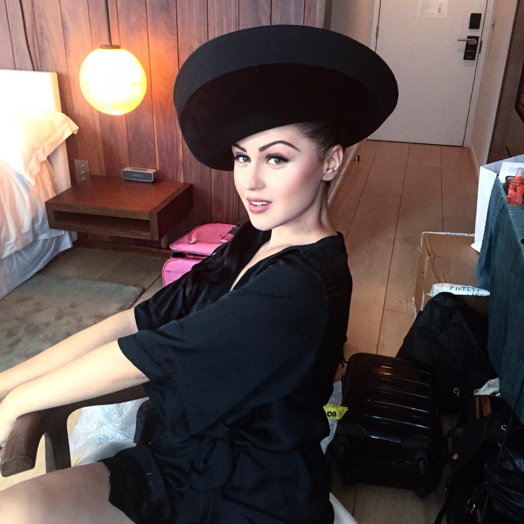 VIKTORIAMODESTA's tweet photo. Such a fun day shooting for  @numeromagazine magazine with my fave team 🙌🏻 @IMGWorldwide @IMGmodels  #VMlife #vmlook http://t.co/fGmN9RvQER