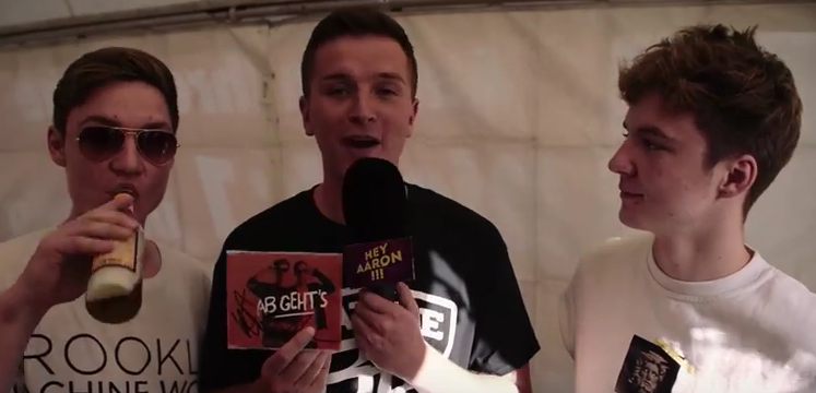 Aaron_Troschke's tweet photo. Lochi-Fans ärgern - Die Lochis Autogramm-Stunde 
http://t.co/K6uVpnlTf5
hab ich euch mega lieb
@LochisHeiko http://t.co/obzywF9fGV