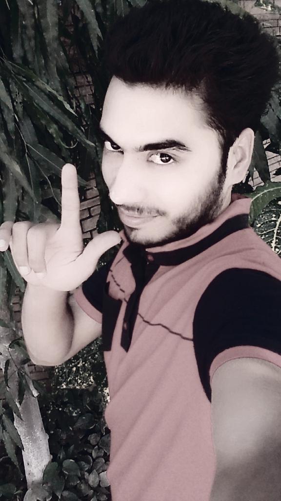 sunilsi98470286's tweet photo. तेरी बातो मे ज़िक्र मेरा, मेरी बातो मे ज़िक्र तेरा;
अजब सा ये इश्क है, ना मै तेरी और ना तू मेरा...... http://t.co/11jFiRep2T