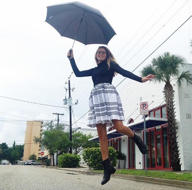 AlexLinfashion's tweet image. There's no fun in a perfect life. So make a risk. Take a chance. Go where the wind takes you. Have fun💋 #AlexandraLin