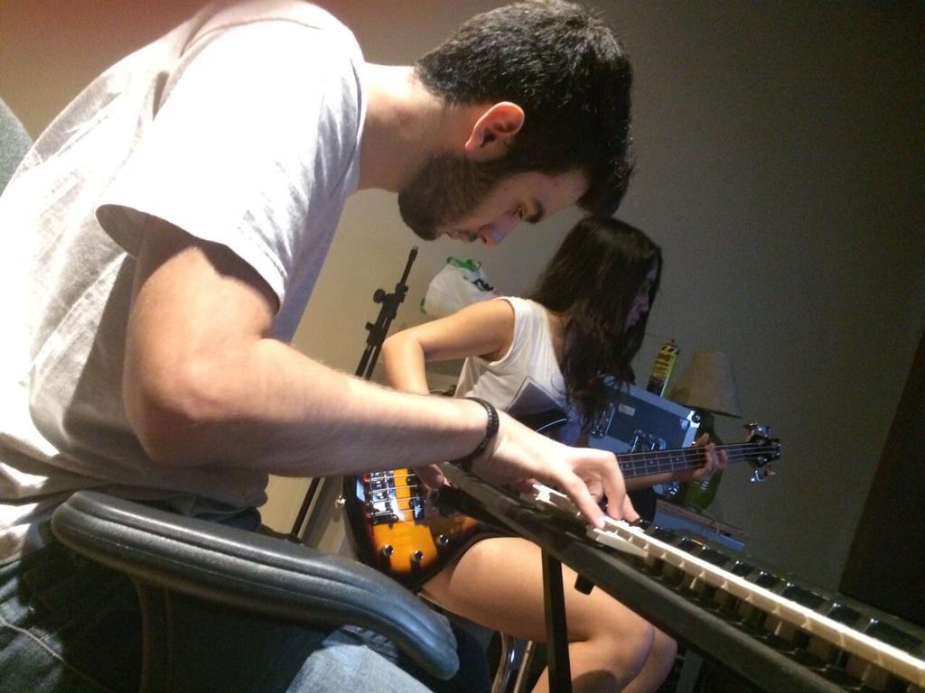bandawone's tweet photo. Mais fotos das gravações, @leticiacarvv e @joaowone deixando suas marcas no baixo e no teclado. VIVA A WONE! http://t.co/zSTAk5PHpA