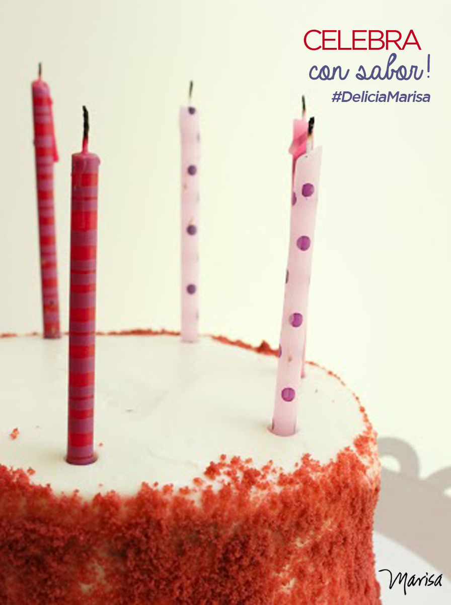 Hoy celebramos con un Pastel Red Velvet, sabor chocolate oscuro y un clásico betún de queso crema #DeliciaMarisa
