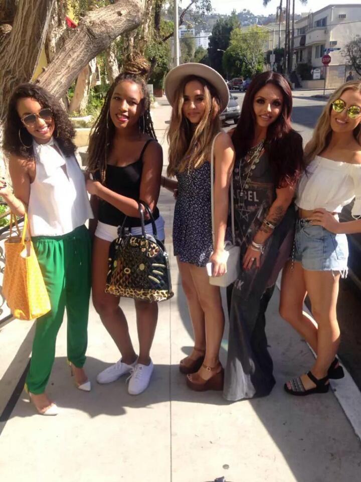 ArgentinaLM's tweet photo. Las chicas hoy con una fan en Los Angeles. #MTVHottest Little Mix http://t.co/oMLdO11b77