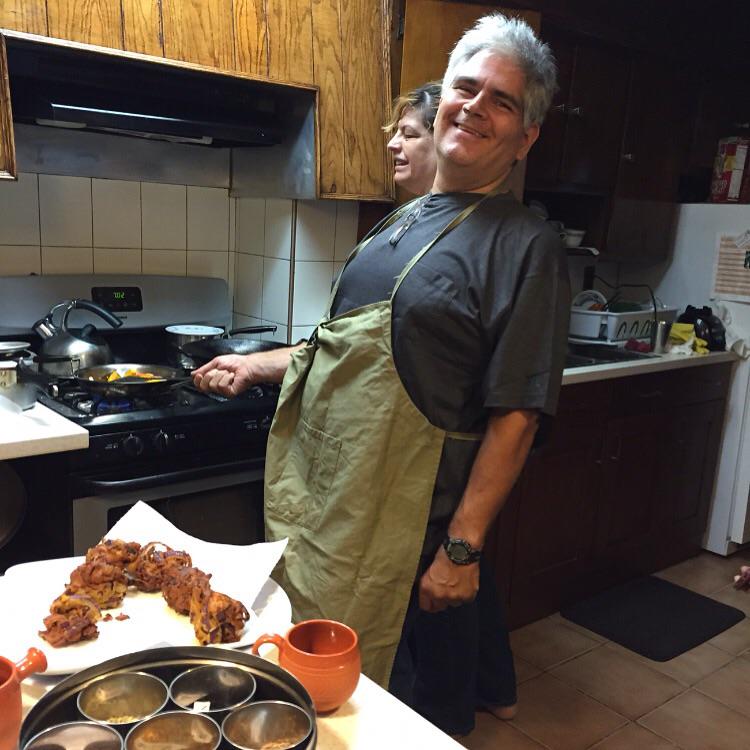 MuktiBanerjee's tweet image. Couple making pakora #muktiskitchen #pakora #indiancookingclass #foodlovers