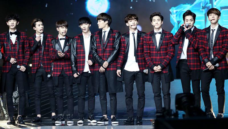 allkpop's tweet photo. EXO-L's celebrate their official fan club's one year anniversary #HappyEXOLDay 
http://t.co/ggwOmnRUSt http://t.co/SgVhVbxexz