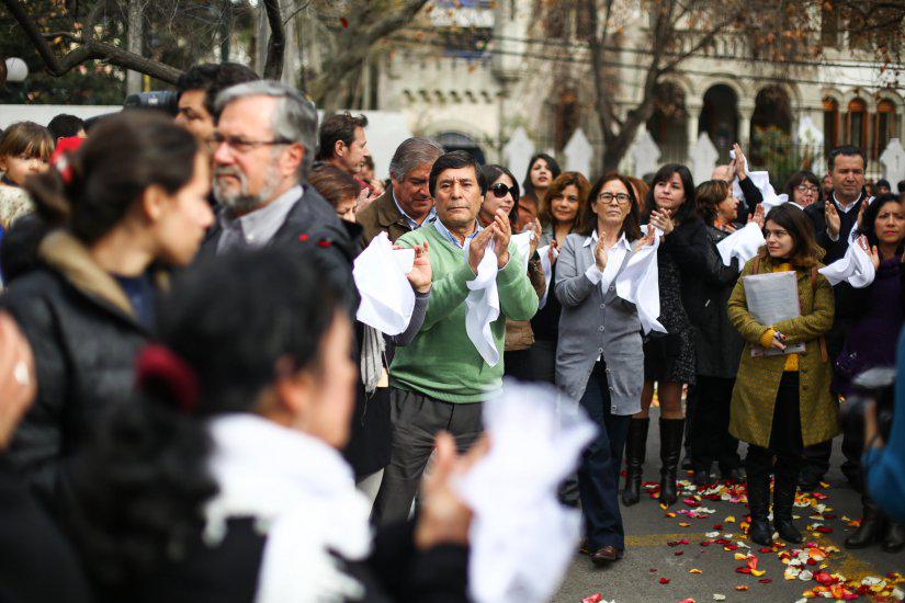 Chileokulto's tweet photo. Pañuelos blancos y pétalos para la gran #MargotLoyola en su salida al @CCPLM http://t.co/phMGpFWwQJ http://t.co/8wTOdiqJG5
