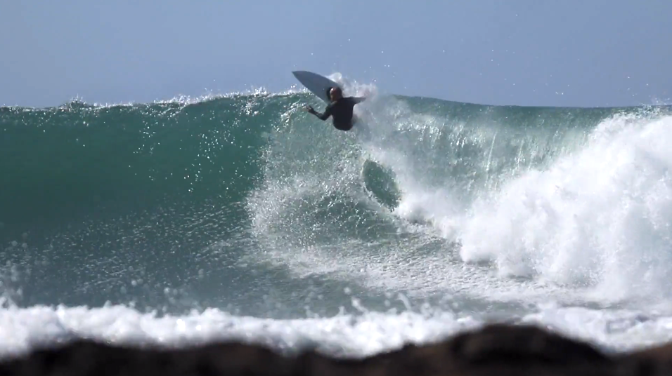 Surfer's tweet photo. The reason @kellyslater stayed at J-Bay? Long, peeling lines and howling offshore winds.

http://t.co/C70UnzATIW http://t.co/V3BfvXG9sE