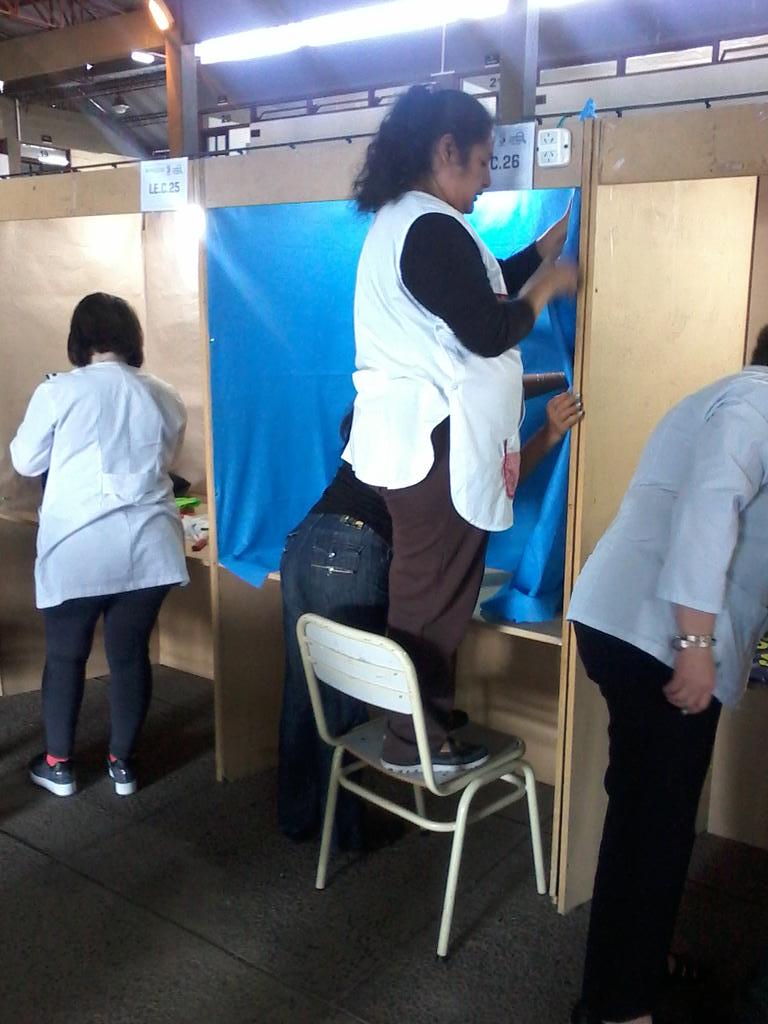 CienciaTecSalta's tweet photo. #FeriasDeCiencias Los primeros stand. comienzan a tomar forma para la.exposición http://t.co/PQi1a6jKn8