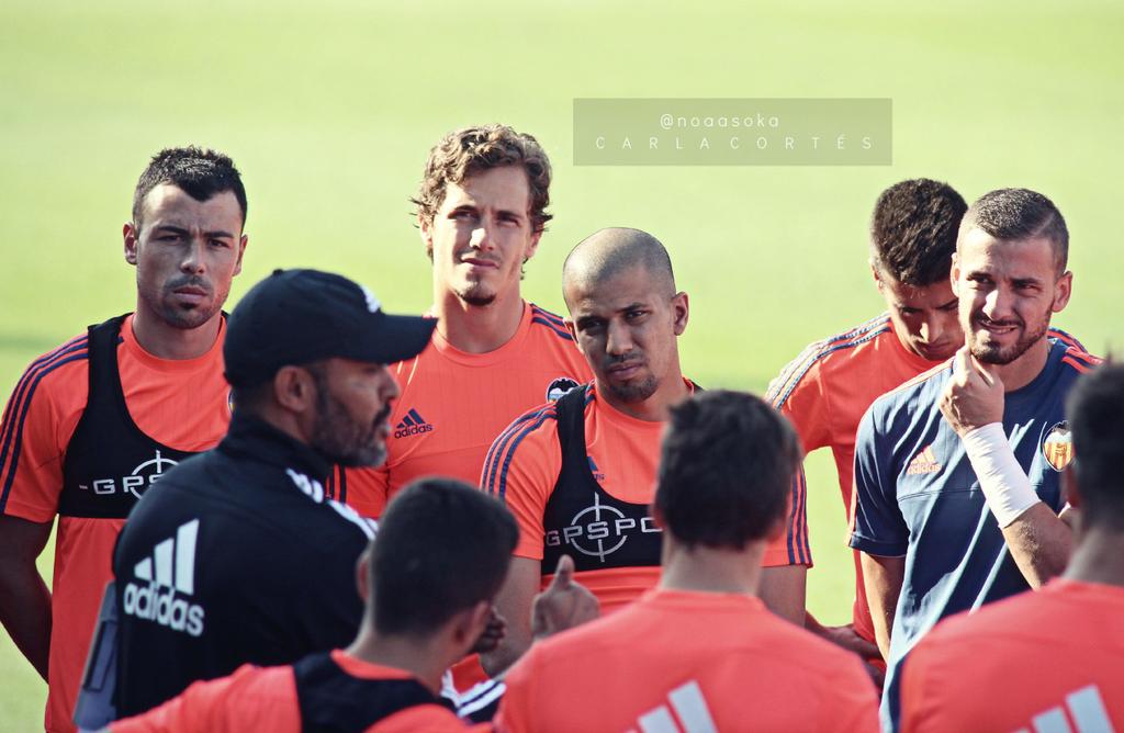 noaasoka's tweet photo. Tarde de curro en Paterna. 📷⚽
#ValenciaCF #VCF #vcfontour2015 http://t.co/xjuS4PR9V0