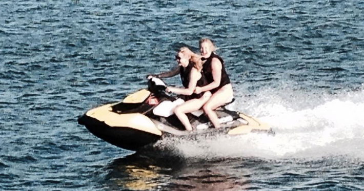 Refinery29's tweet photo. .@amyschumer revealed how that magical picture of her and Jennifer Lawrence came to be: http://t.co/PIdhrqQ69b http://t.co/D4pEb5cRuP