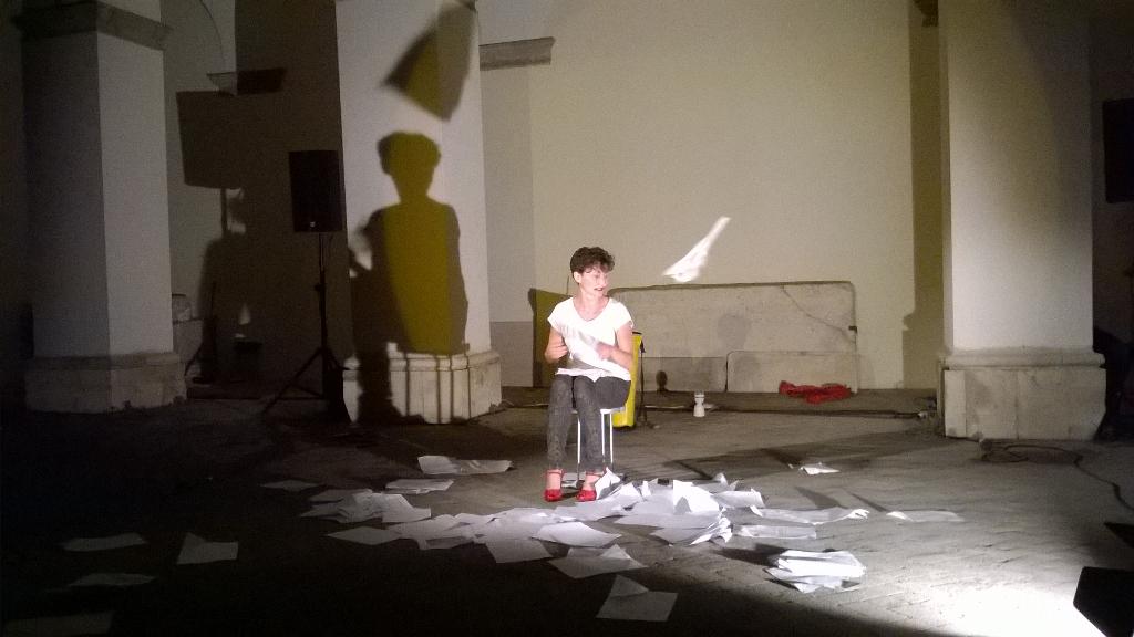 #festivaltroiateatro aperto da #sürplàs di <a href="/IAC/">IAC</a>. Stasera @robertocorradino con #skàuschê