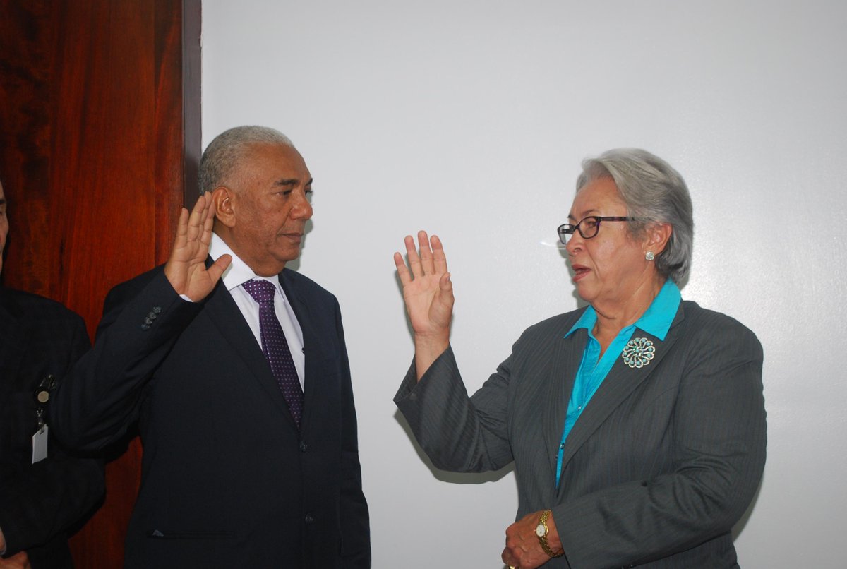 INAPA_RDGOB's tweet photo. Ing. Horacio Mazara, juramentadose como nuevo director ejecutivo de @INAPAGOB junto a la Ministra de @SaludPublicaRD. http://t.co/Ab2iOVNY7D