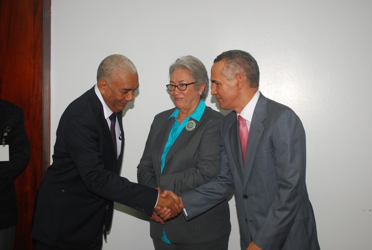 INAPA_RDGOB's tweet photo. Ing. Horacio Mazara, juramentadose como nuevo director ejecutivo de @INAPAGOB junto a la Ministra de @SaludPublicaRD. http://t.co/Ab2iOVNY7D