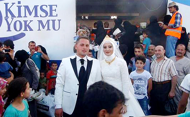 Telegraph's tweet photo. Meet the Turkish couple who spent their wedding day feeding 4,000 Syrian refugees http://t.co/r2OqF2TyC1 http://t.co/QhfKh2Eu8U