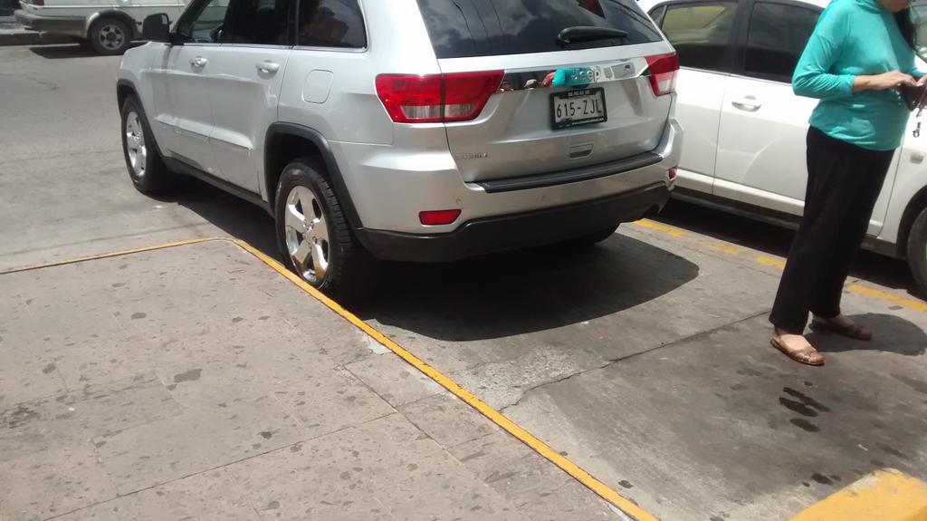rgarrigoso's tweet photo. @Trafico_ZMG una muestra más dinero no igual a educación, invade banqueta y esta a medio cajón . banorte pila seca.. http://t.co/nX9giqfdku