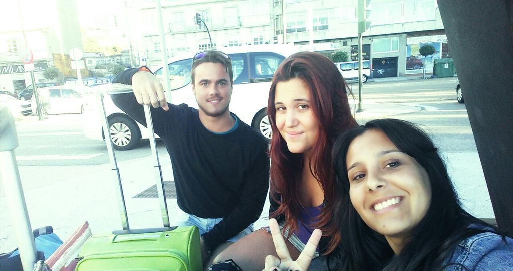 eduEDM's tweet photo. 14 horas de tren mas tarde llegamos a #Vigo #suuuuuuu @carlotamitu @LauraCensura http://t.co/yzNGlxS4dJ