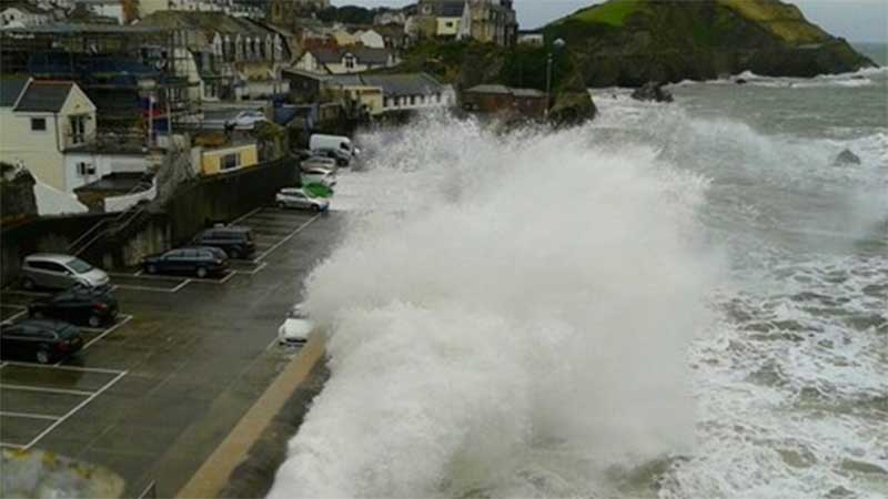 ExpressandEcho's tweet photo. Video: Huge waves smash into Devon car park http://t.co/QZJCYnGlPe  from #Quirker http://t.co/yNNVgMt7Ch
