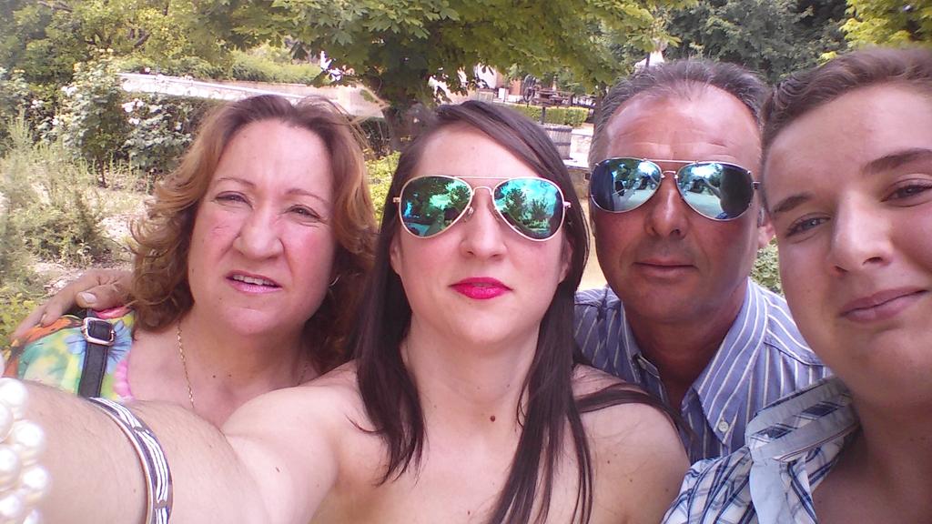 Lucya_SC's tweet photo. Mi family http://t.co/1soTqJ0Qto