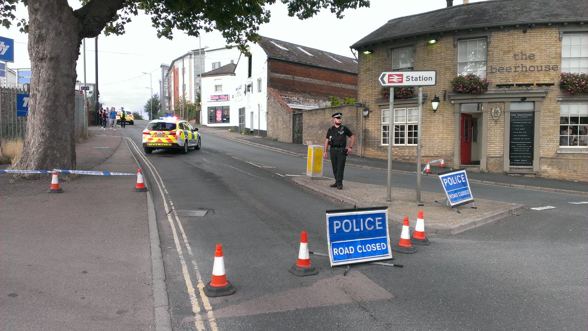 Police cordon off Station Hill in Bury after major incident buryfreepress.co.uk/news/crime/vid…
