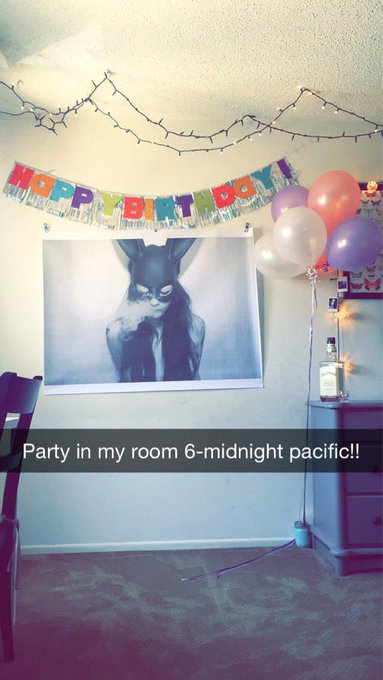 Weee it's my birthday! Come hang out tonight 😊 HT decides what to do with my bday cake 😜🎉🎂 http://t.