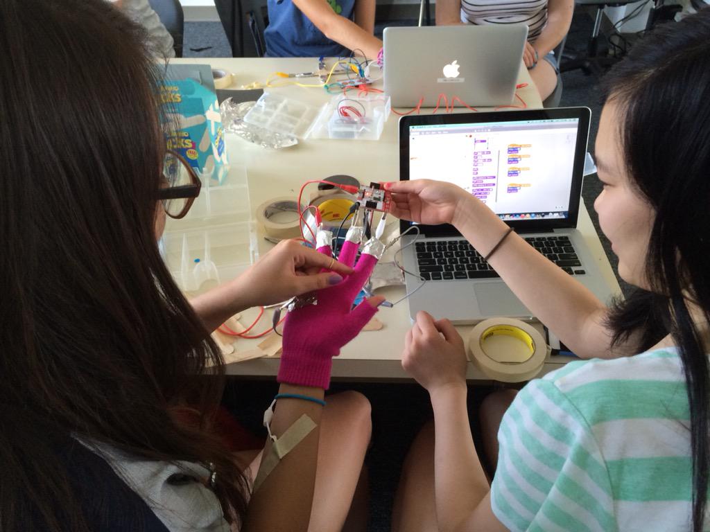 kswilkens's tweet photo. #biomed #techgirls getting hands on with tech at #CSLab4STAB @StAnnesBelfield http://t.co/w8e0JMRhpp