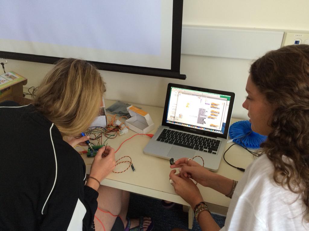 kswilkens's tweet photo. #biomed #techgirls getting hands on with tech at #CSLab4STAB @StAnnesBelfield http://t.co/w8e0JMRhpp