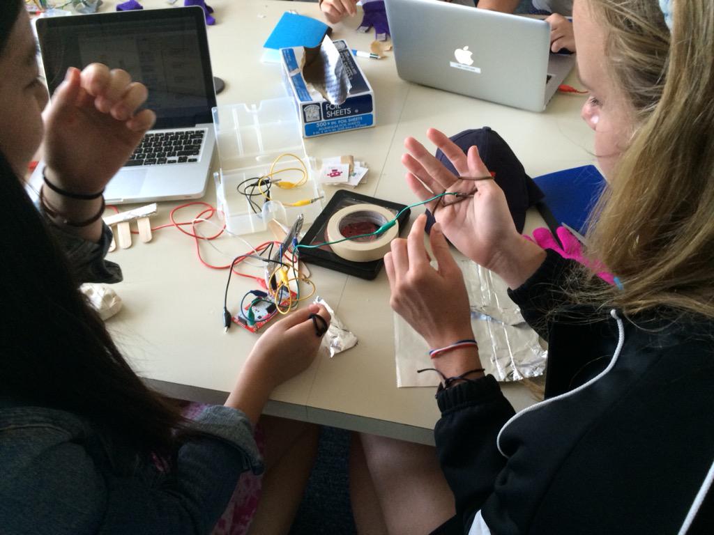 kswilkens's tweet photo. #biomed #techgirls getting hands on with tech at #CSLab4STAB @StAnnesBelfield http://t.co/w8e0JMRhpp