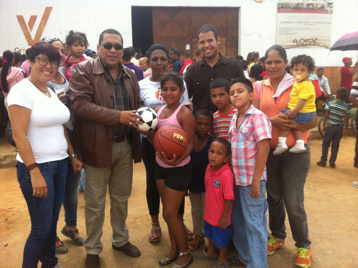 DECICPC's tweet photo. Comisario Enrique Aliendres Jefe Sub-Delegacion Pdm entregando Kit deportivo a niños de la comunidad de la Arboleda. http://t.co/ee4a7XIgcz