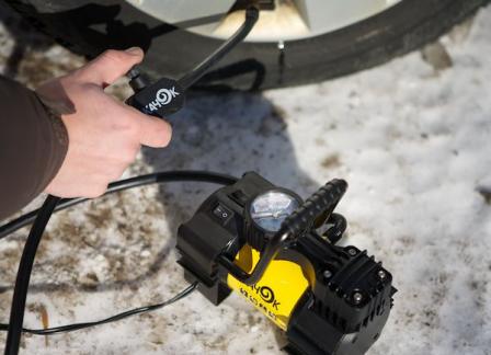 Как накачать колесо автомобиля компрессором от аккумулятора. Компрессор для накачки колес. Насос на аккумуляторе для автомобиля. Как накачать колесо автомобиля компрессором от аккумулятора. Usb подкачка колёс.