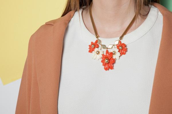 ChicPlace_CO's tweet photo. Cadena de serpiente con hojas de resina beige y coral. Pistilos en cobre chapado en oro. http://t.co/tRpV2aihHn http://t.co/SEnFZJbEAz