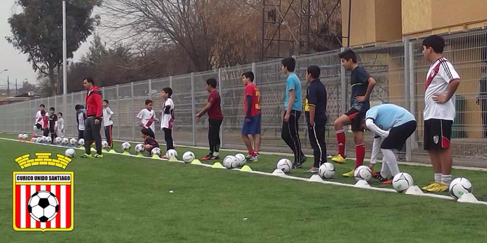 MaxQuitral's tweet photo. Oiga @ChicoPenailillo @panchoeguiluz y @bonvallet. Comenzó escuelita de fútbol #CuricóUnido Stgo. Ayúdeme a difundir! http://t.co/mPFZ3mEUud