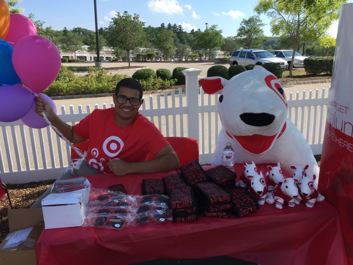 #TargetInTheCommunity #NationalNightOut <a href="/Vernon14949758/">Vernon</a> <a href="/JayYezzi/">Jay Yezzi</a> @TaraMW1404 @mikelucena1 <a href="/EricAP_Target/">Eric Reilly</a>