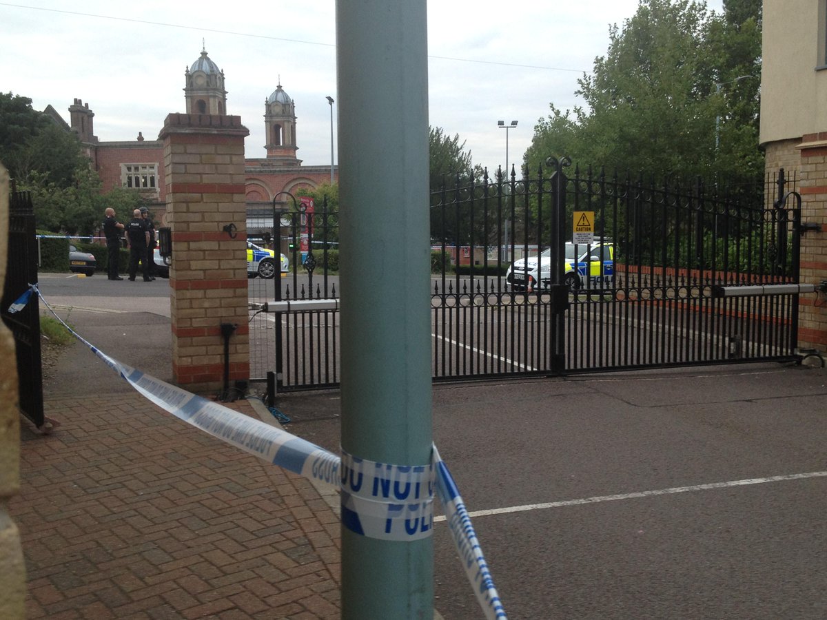 Man shot in stomach at apartments on Station Hill in Bury St Edmunds buryfreepress.co.uk/news/crime/vid…
