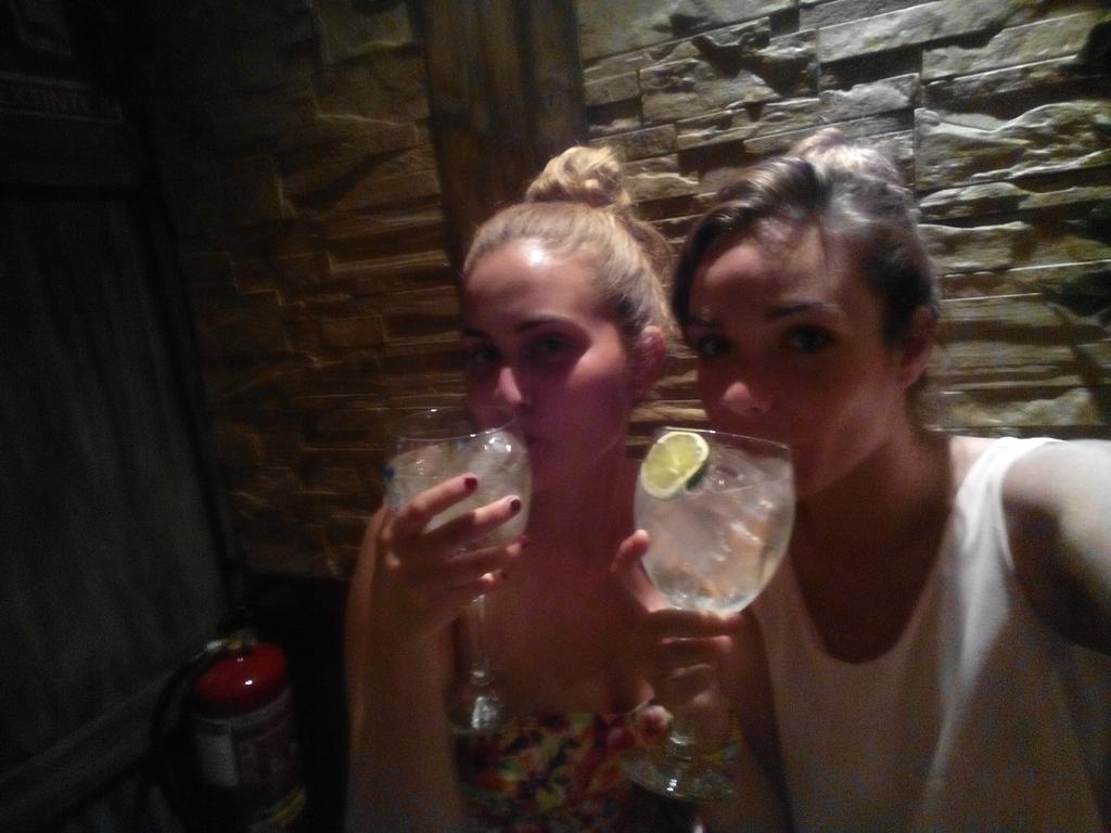 SrtaValeriie's tweet photo. Mis queridísimas "noches con abrefácil" pre-vacacionales. #BestFriend http://t.co/CCXRaCzMc0