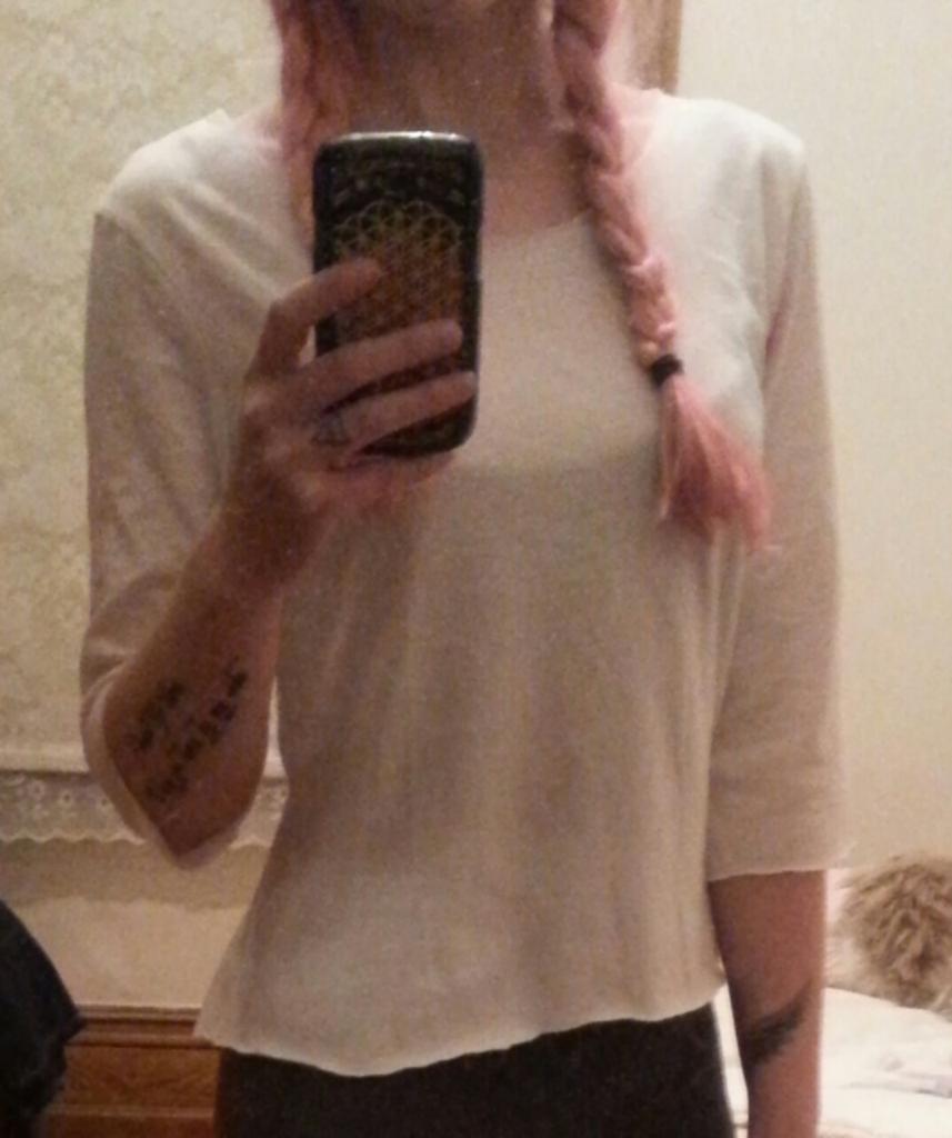 _Just_Bad's tweet photo. plain white top transformed into Harley Quinn's top #ProjectHarley http://t.co/a7663FEPvi